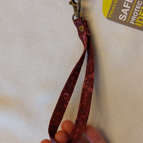 Travelon RFID Blocking Wallet Wristlet Burgundy NEW - Picture 10 of 14